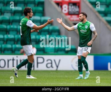 Édimbourg, Royaume-Uni. 08 août 2021. Cinch Premiership - Hibernian c. Ross County 8/8/2021. Le théâtre Hibernian accueille le comté de Ross dans le Cinch Premiership au Easter Road Stadium, à Édimbourg, Midlothian, au Royaume-Uni. Pic shows: HibsÕ Winger, Martin Boyle, est félicité par le Winger de gauche, Joe Newell. Crédit : Ian Jacobs/Alay Live News Banque D'Images