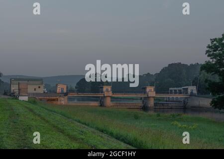 Brouillard et rivière Dyje avec lever de soleil de couleur orange près du village de Bulhary, dans le sud de la Moravie Banque D'Images