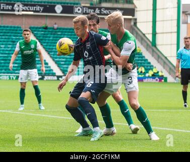 Édimbourg, Royaume-Uni. 08 août 2021. Cinch Premiership - Hibernian c. Ross County 8/8/2021. Le théâtre Hibernian accueille le comté de Ross dans le Cinch Premiership au Easter Road Stadium, à Édimbourg, Midlothian, au Royaume-Uni. Pic shows: Ross CountyÕs Harry Paton détient le défenseur de HibsÕ, Josh Doig. Crédit : Ian Jacobs/Alay Live News Banque D'Images