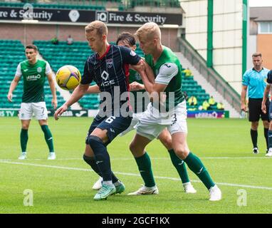 Édimbourg, Royaume-Uni. 08 août 2021. Cinch Premiership - Hibernian c. Ross County 8/8/2021. Le théâtre Hibernian accueille le comté de Ross dans le Cinch Premiership au Easter Road Stadium, à Édimbourg, Midlothian, au Royaume-Uni. Pic shows: Ross CountyÕs Harry Paton détient le défenseur de HibsÕ, Josh Doig. Crédit : Ian Jacobs/Alay Live News Banque D'Images