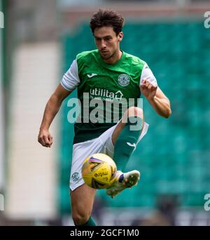 Édimbourg, Royaume-Uni. 08 août 2021. Cinch Premiership - Hibernian c. Ross County 8/8/2021. Le théâtre Hibernian accueille le comté de Ross dans le Cinch Premiership au Easter Road Stadium, à Édimbourg, Midlothian, au Royaume-Uni. Pic montre: HibsÕ l'ailier gauche, Joe Newell, prend le ballon sous contrôle. Crédit : Ian Jacobs/Alay Live News Banque D'Images