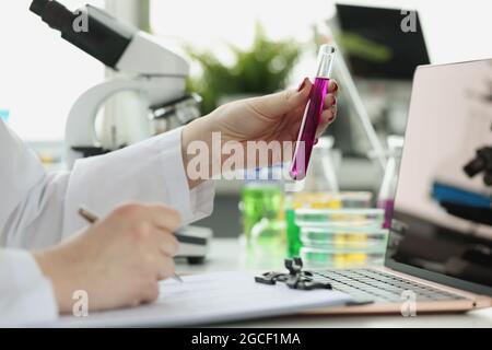 Le scientifique enregistre la réception de la recherche chimique en laboratoire Banque D'Images