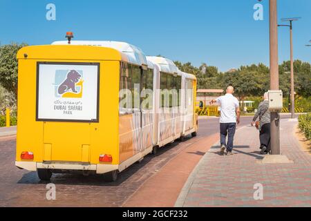 24 février 2021, Dubaï, Émirats Arabes Unis : les familles se rendent à pied à la gare routière du parc safari de Dubaï. Concept d'excursion et de transport Banque D'Images