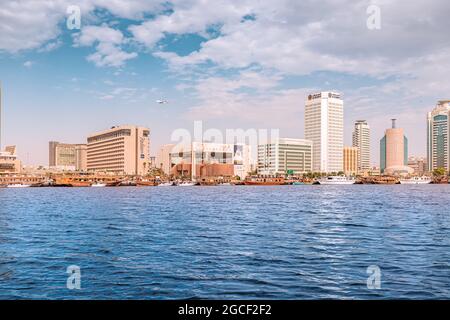 23 février 2021, Dubaï, Émirats Arabes Unis : vue panoramique sur le canal de Dubai Creek avec l'hôtel Radisson, le gouvernement et la banque nationale Al Masraf Banque D'Images