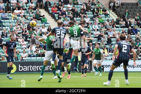 Easter Road Stadium.Édimbourg. Scotland.UK 8 août 21. Hibernian vs Ross County Scottish Premiership Match Hibernian Christian Doidge (#9) de Hibernian FC têtes home 3rd but vs Ross County Credit: eric mccowat/Alay Live News Banque D'Images