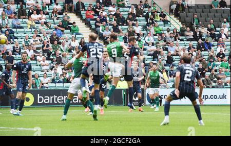 Easter Road Stadium.Édimbourg. Scotland.UK 8 août 21. Hibernian vs Ross County Scottish Premiership Match Hibernian Christian Doidge (#9) de Hibernian FC têtes home 3rd but vs Ross County Credit: eric mccowat/Alay Live News Banque D'Images