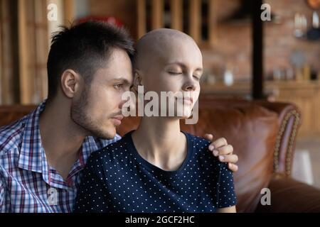 Un jeune couple exténué et frustré luttant contre le cancer de la femme Banque D'Images