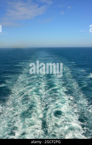 Sillage du bateau de croisière Marella Explorer sur le passage de l'Angleterre à la Norvège en juin 2019 Banque D'Images