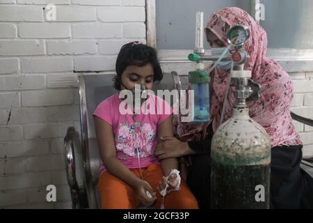 Dhaka, Bangladesh. 08 août 2021. Les enfants reçoivent un traitement à l'hôpital pour enfants de Dhaka, à Dhaka. Au total, 946 patients atteints de dengue reçoivent actuellement un traitement dans différents hôpitaux du Bangladesh. Depuis le 1er août, plus de 200 cas de dengue ont été recensés au Bangladesh, ce qui a aggravé les préoccupations du secteur de la santé déjà surchargé chez les patients de Covid-19. Crédit : SOPA Images Limited/Alamy Live News Banque D'Images