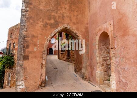 Petite rue du village de Roussillon en Luberon, Provence, sud de la France Banque D'Images