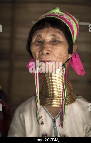 CHIANG RAI, THAÏLANDE - 16 mai 2019 : une femme âgée ayant un long cou unique avec des anneaux d'or, peuple Kayan de Chiang Rai, Thaïlande Banque D'Images