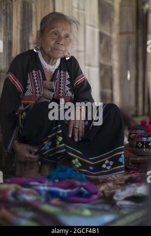 CHIANG RAI, THAÏLANDE - 13 mai 2019 : une femme âgée faisant de l'artisanat traditionnel assis sur le terrain, la vie de village à Chiang Rai Banque D'Images