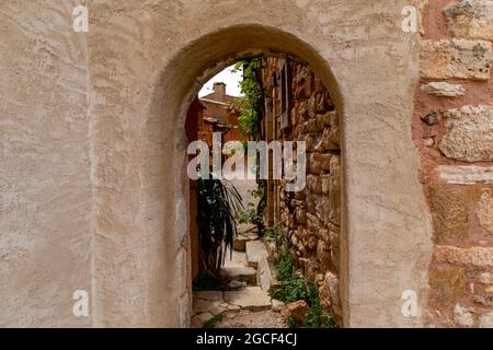 Petit passage dans le village de Roussillon en Luberon, Provence, sud de la France Banque D'Images