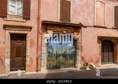 Porte peinte dans le village de Roussillon en Luberon, Provence, sud de la France Banque D'Images