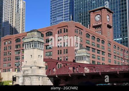 Une croisière sur le fleuve offre une vue imprenable sur l'horizon architectural le long de la rivière Chicago, Chicago il Banque D'Images