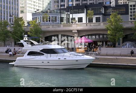 Une croisière sur le fleuve offre une vue imprenable sur l'horizon architectural le long de la rivière Chicago, Chicago il Banque D'Images