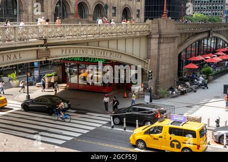 Pershing Square est une place animée à côté de Grand Central pendant les rues de la ville, 2021, NYC, USA Banque D'Images