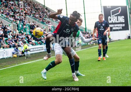 Édimbourg, Royaume-Uni. 08 août 2021. Cinch Premiership - Hibernian c. Ross County 8/8/2021. Le théâtre Hibernian accueille le comté de Ross dans le Cinch Premiership au Easter Road Stadium, à Édimbourg, Midlothian, au Royaume-Uni. Pic shows: Regan Charles-Cook, du comté de Ross, détient le défenseur de HibsÕ, Daniel MacKay. Crédit : Ian Jacobs/Alay Live News Banque D'Images