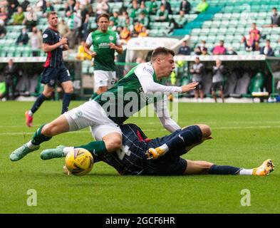 Édimbourg, Royaume-Uni. 08 août 2021. Cinch Premiership - Hibernian c. Ross County 8/8/2021. Le théâtre Hibernian accueille le comté de Ross dans le Cinch Premiership au Easter Road Stadium, à Édimbourg, Midlothian, au Royaume-Uni. Le défenseur de HibsÕ, Daniel MacKay, est attaqué par David Cancola du comté de Ross. Crédit : Ian Jacobs/Alay Live News Banque D'Images