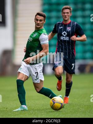 Édimbourg, Royaume-Uni. 08 août 2021. Cinch Premiership - Hibernian c. Ross County 8/8/2021. Le théâtre Hibernian accueille le comté de Ross dans le Cinch Premiership au Easter Road Stadium, à Édimbourg, Midlothian, au Royaume-Uni. Pic montre: HibsÕ milieu de terrain, Kyle McGennis, décharge la balle. Crédit : Ian Jacobs/Alay Live News Banque D'Images