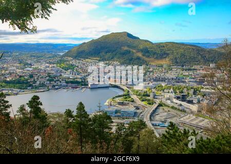 Vue depuis le sommet du funiculaire de Floibanen et du mont Fløyen. Vue panoramique sur la ville, avec ses bâtiments, ses fjords et ses montagnes, Bergen, Norvège. Banque D'Images