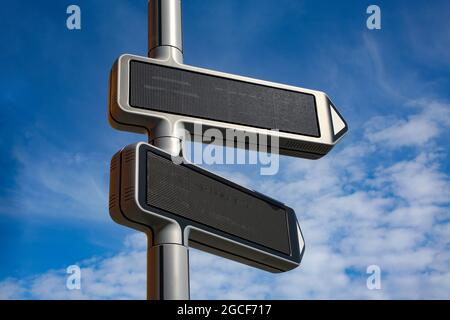 Affiche numérique moderne. Se déplace vers la direction pour pointer et affiche les informations sous forme de texte et d'images, Stavanger, Norvège. Banque D'Images