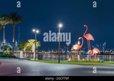 Attraction touristique populaire - statues décoratives de flamants roses sur le fond du plus grand gratte-ciel du monde - Burj Khalifa Banque D'Images