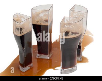 Bière foncée dans quatre verres qui peut être combinée en un seul verre. Verre, divisé en quatre parties Banque D'Images