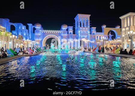 26 février 2021, Émirats Arabes Unis, Dubaï : fontaine illuminée et canal d'eau sur la place de Global Village Banque D'Images