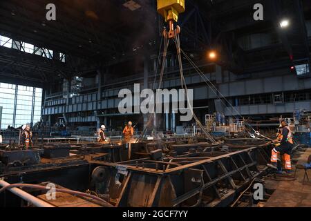 Démolisseurs coupant du fer et de l'acier à l'aide d'un chalumeau à acétylène dans le hall des turbines de la centrale électrique Buildwas 2019. Site industriel de démolition Ironbridge Britain désaffecté Banque D'Images