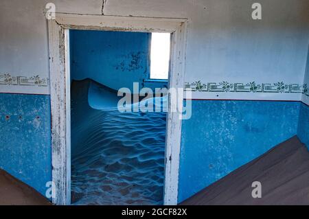 Chambre intérieure dans un fantôme, Kolmanskop ville minière en Namibie, l'Afrique. Le désert a repris la ville après qu'il a été abandonné. Banque D'Images