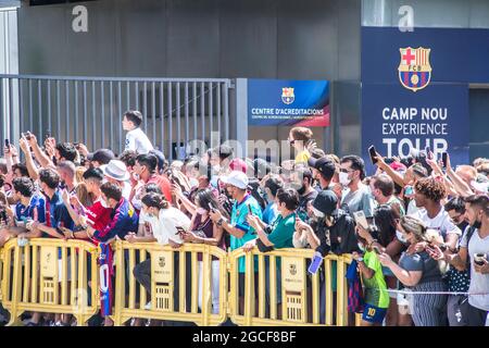 Barcelone, Espagne. 08 août 2021. Fans à la porte lors de la conférence de presse d'adieu de Lionel Messi au stade Camp Nou. Crédit : SOPA Images Limited/Alamy Live News Banque D'Images