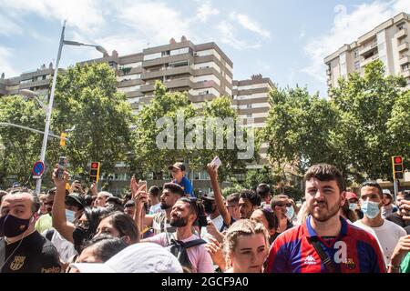 Barcelone, Espagne. 08 août 2021. Les fans regardent la conférence de presse d'adieu de Lionel Messi sur leur téléphone mobile au stade Camp Nou. (Photo de Thiago Prudencio/SOPA Images/Sipa USA) crédit: SIPA USA/Alay Live News Banque D'Images