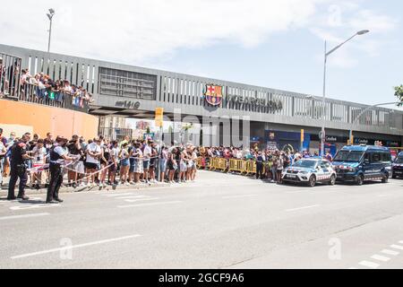 Barcelone, Espagne. 08 août 2021. Fans à la porte lors de la conférence de presse d'adieu de Lionel Messi au stade Camp Nou. (Photo de Thiago Prudencio/SOPA Images/Sipa USA) crédit: SIPA USA/Alay Live News Banque D'Images