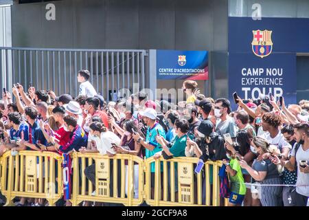 Barcelone, Espagne. 08 août 2021. Fans à la porte lors de la conférence de presse d'adieu de Lionel Messi au stade Camp Nou. (Photo de Thiago Prudencio/SOPA Images/Sipa USA) crédit: SIPA USA/Alay Live News Banque D'Images
