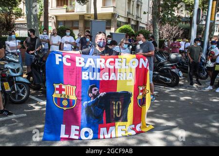 Barcelone, Espagne. 08 août 2021. Un fan avec une bannière avec la photo de Messi qui dit, le FC Barcelone Bulgarie Leo Messi lors de la conférence de presse d'adieu de Lionel Messi au stade Camp Nou. (Photo de Thiago Prudencio/SOPA Images/Sipa USA) crédit: SIPA USA/Alay Live News Banque D'Images