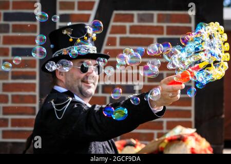 Henrichenburg, Waltrop, Allemagne. 8 août 2021. Une vapeur intense à l'avant, avec des bulles ! Les fans et les visiteurs de steampunk, dont beaucoup ont des tenues rétro-futuristes complètes, se réunissent pour la journée sencond du festival du marché du Jubilé de Steampunk au site historique de Henrichenburg, sur le canal Dortmund-EMS, aujourd'hui un site du patrimoine industriel. Les vieilles structures et les bateaux forment une toile de fond pour le festival en plein air. Credit: Imagetraceur/Alamy Live News Banque D'Images