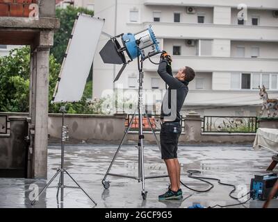 Derrière la scène. Technicien en éclairage de la réalisation de films ingénieur en électricité pour régler et configurer les lumières pour la scène de film. Rayon lumineux. Équipe de tournage Banque D'Images