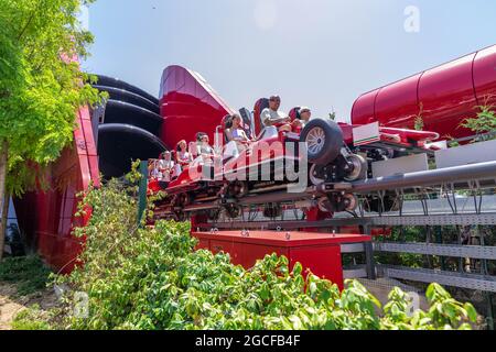 Red Force 112 mph 367 pieds Ferrari thème Rollercoaster Parc à thème Ferrari Land le plus rapide des montagnes russes en Europe PortAventura World Banque D'Images