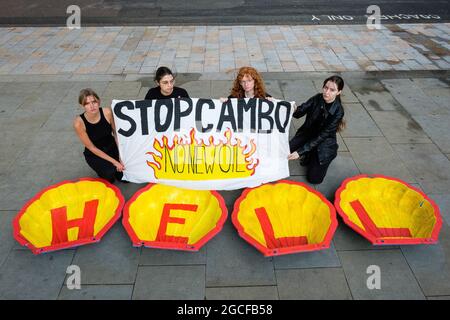 Londres, Royaume-Uni. 8 août 2021. Un groupe de femmes manifestants pour le climat s’est rassemblé devant le siège de Shell à Londres avec de grandes obus inscrits en ENFER contre le projet de développement du champ pétrolier Cambo de Shell. Crédit: João Daniel Pereira crédit: Joao Daniel Pereira/Alay Live News Banque D'Images