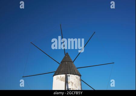 détail d'un vieux moulin à vent avec des lames sur le ciel bleu Banque D'Images