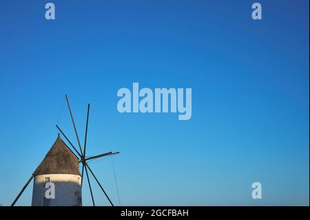 détail d'un vieux moulin à vent avec des lames sur le ciel bleu Banque D'Images