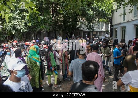 Dhaka, Bangladesh. 07e août 2021. Les bangladais portant un masque facial attendent de recevoir un vaccin Covid-19 lors d'une campagne de vaccination au centre de vaccination du Collage médical de Dhaka. Selon la Direction générale des services de santé du Bangladesh (DGHS), le programme national de vaccination de masse commence sa campagne de vaccination visant à injecter 3.5 millions de personnes en six jours. Le Bangladesh a enregistré près de 1.31 millions d'infections à coronavirus et 21,638 décès depuis le début de la pandémie. Crédit : SOPA Images Limited/Alamy Live News Banque D'Images