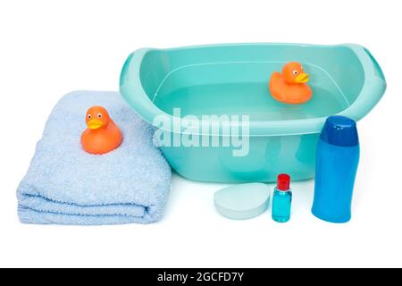Bassin bleu et tout pour le bain du bébé, isolé sur fond blanc Banque D'Images