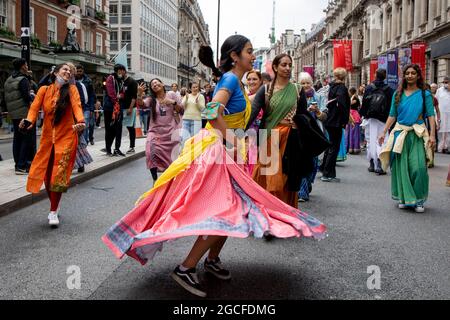 Londres, Royaume-Uni. 08 août 2021. De jeunes adeptes hindous ont vu danser et chanter Hare Krishna pendant une Parade.des milliers de fidèles hindous religieux se sont rassemblés dans le centre de Londres pour célébrer Rathayatra dans la rue. Le défilé se compose habituellement de trois chars représentant les divinités hindoues toutefois en raison de la restriction COVID-19, un seul char a été autorisé cette année. (Photo de Hesther ng/SOPA Images/Sipa USA) crédit: SIPA USA/Alay Live News Banque D'Images
