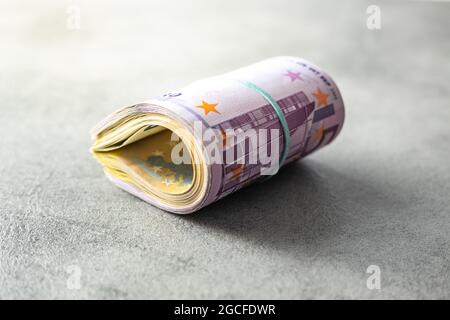 Billets en euros sur fond rouillé. Banque D'Images