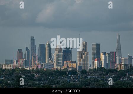 WIMBLEDON LONDRES 8 août 2021. Les gratte-ciel de Londres baignaient dans la lumière du soleil du soir pendant le coucher du soleil tandis que le ciel commence à se dégager après de fortes pluies. (Credit amer ghazzal/Alamy Live News. Banque D'Images