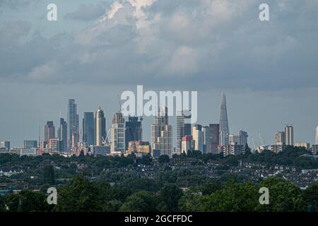 WIMBLEDON LONDRES 8 août 2021. Les gratte-ciel de Londres baignaient dans la lumière du soleil du soir pendant le coucher du soleil tandis que le ciel commence à se dégager après de fortes pluies. (Credit amer ghazzal/Alamy Live News. Banque D'Images