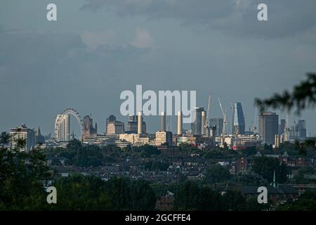 WIMBLEDON LONDRES 8 août 2021. Les gratte-ciel de Londres baignaient dans la lumière du soleil du soir pendant le coucher du soleil tandis que le ciel commence à se dégager après de fortes pluies. (Credit amer ghazzal/Alamy Live News. Banque D'Images