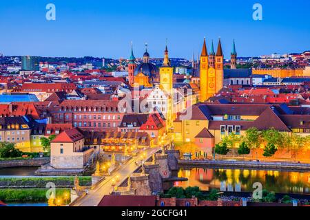 Wurzburg, Allemagne. Horizon de la vieille ville avec les tours de la cathédrale Saint-Kilians, l'église Neumunster et la chapelle Sainte-Marie. Banque D'Images